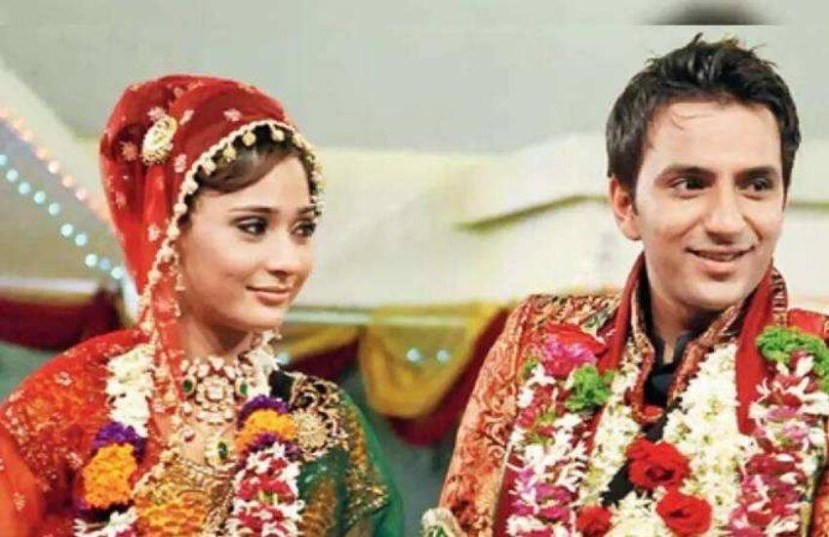 'सपना बाबुल का... बिदाई'मध्ये साधना लेख राजवंशची भूमिका साकारणारी सारा खान बिग बॉसच्या घरात अली मर्चंटच्या प्रेमात पडली होती. २०१० मध्ये दोघांनी तिथेच घाईगडबडीत लग्न केले, मात्र सहा महिन्यात दोघांनी घटस्फोट घेतला आणि वेगळे झाले.