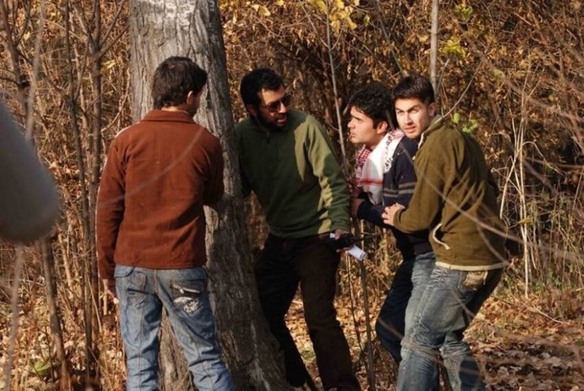 2010 मध्ये आलेला ‘हारूद’ हा चित्रपट काश्मीरमधील परिस्थितीचे वर्णन करतो. आमिर बशीर या चित्रपटाचे दिग्दर्शक होते.