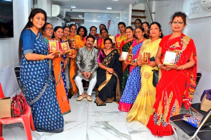 वयाच्या १९व्या वर्षी आपण विधानपरिषद सदस्याच्या मुलीला पळवून नेत प्रेमविवाह केला होता, असं प्रसाद लाड यांनी यावेळी सांगितलं.
