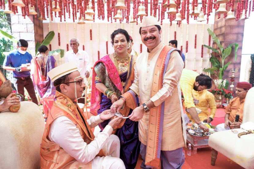 शरद पवारांना मुलीच्या लग्नाची पत्रिका देण्यासाठी गेलो असता ते रागावले होते असं प्रसाद लाड यांनी यावेळी सांगितलं.