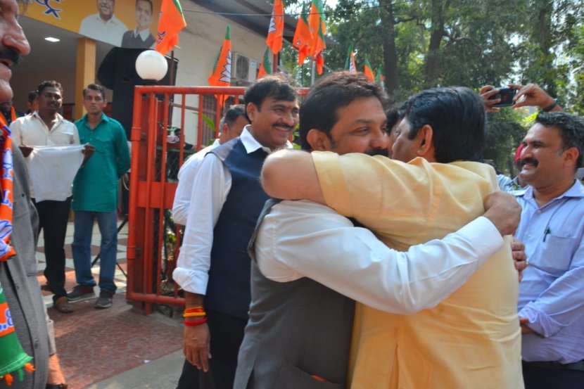 मी एका गरीब घरातील मुलगा आहे. माझे वडील माझगाव डॉकमध्ये कामगार होते. रावते, देसाई यांच्यासोबतचे १९६८ सालातील ते शिवसैनिक होते असं प्रसाद लाड यांनी सांगितलं.