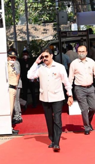 तो रुबाबच एवढा असायचा की पोलीस सलाम करतात, कार्यकर्ते दारात येतात आणि सामाजिक बांधिलकीतून कामं होतात असं प्रसाद लाड म्हणाले.