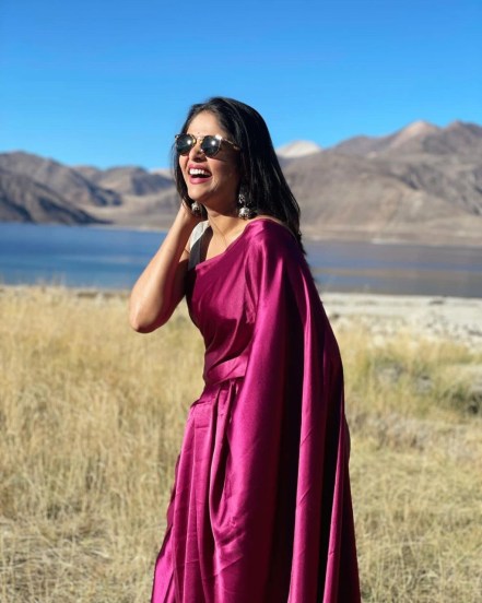 यासोबत तिने छान मॅचिंग हेअरस्टाईल आणि ज्वेलरीही घातली आहे.