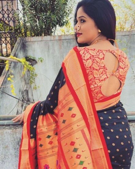 'ट्रेंडने भरलेल्या या जगात, मला क्लासिक राहायचे आहे', असे कॅप्शन अक्षयाने दिले आहे.