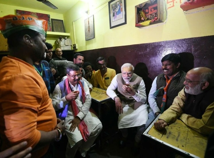 PM enjoys Banarasi paan And tea on Kashi streets