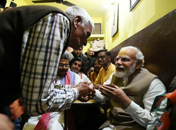 PM enjoys Banarasi paan And tea on Kashi streets