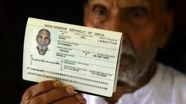 शिवानंद यांच्या पासपोर्टनुसार, त्यांचा जन्म ८ ऑगस्ट १८९६ मध्ये झाला. १९ वं शतक सुरु होण्याआधी जन्म झालेल्या स्वामी शिवानंद यांना २१ व्या शतकात २०२२ मध्ये हा सन्मान मिळाला आहे.
