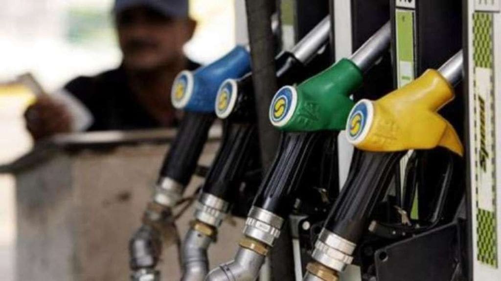 जेव्हा आंतरराष्ट्रीय कच्च्या तेलाच्या किमती वाढतात तेव्हा भारतात इंधनाच्या किमती वाढतात.