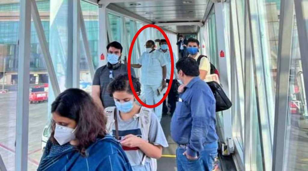 Sharad Pawar Viral Photo : ‘कधी पावसात, तर कधी रांगेत’, शरद पवार यांच्या विमानतळावरील फोटोची जोरदार चर्चा