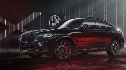 नवीन BMW X4 मध्ये अडॅप्टिव्ह एलईडी हेडलॅम्प आहेत. (photo credit: financial express)