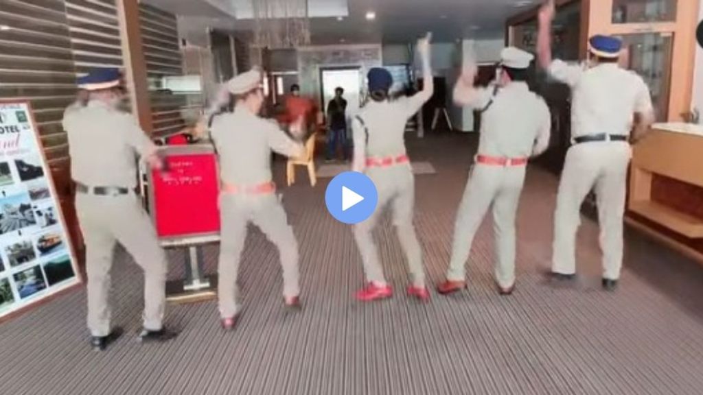 या व्हिडीओमध्ये ५ पोलीस कर्मचाऱ्यांनी ‘कच्चा बादाम’ गाण्यावर भन्नाट डान्स केला आहे. (Photo : Instagram/ @preetigoswami555)
