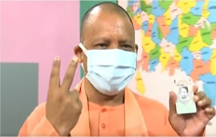 उत्तर प्रदेशचे मुख्यमंत्री योगी आदित्यनाथ यांनी मतदानाचा हक्क बजावला. 