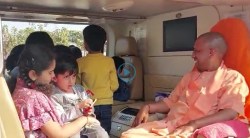 UP Election Result च्या एक दिवस आधी योगींनी लहान मुलांसोबत घालवला वेळ; हेलिकॉप्टरमध्ये…