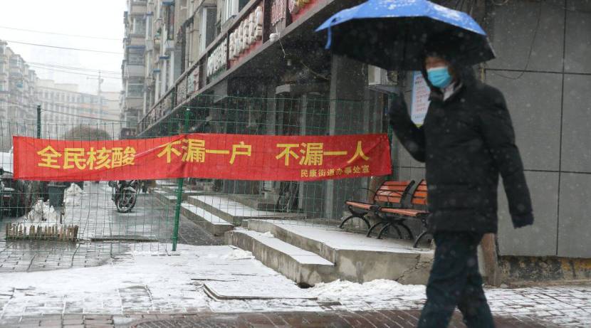 मिळालेल्या माहितीनुसार, जिनपिंग सरकारने दक्षिण चीनच्या टेक्नॉलॉजिकल हब शेन्झेनमध्ये १४ मार्चपासून कडक लॉकडाउन जारी केले आहे. यामुळे शहरातील जवळपास १,७०,००,००० लोक आपल्या घरातच बंदिस्त असतील. (Photo : AP)