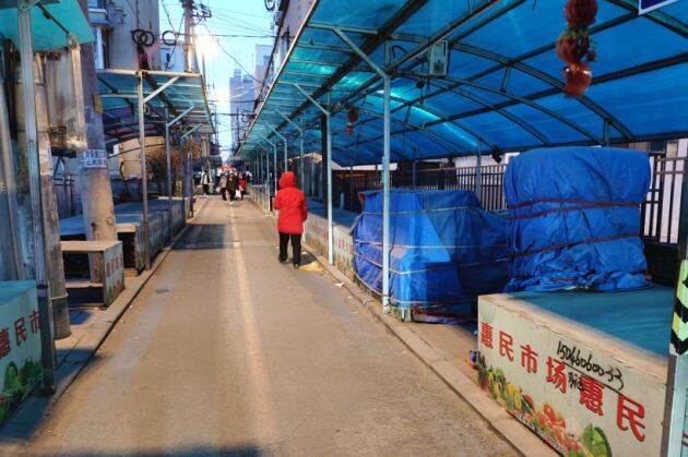 चीनच्या जिलीन प्रांताची राजधानी चांगचूनमध्ये शुक्रवारपासूनच लॉकडाउन लागू करण्यात आला आहे. अशात शहरातील ९० लाख लोकांना आपत्कालीन अलर्टनंतर घरातच राहण्याचे आदेश देण्यात आले आहेत. (Photo : AP)
