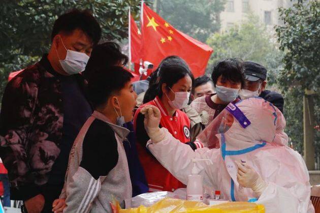 त्याच वेळी, रविवारी चीनमध्ये विक्रमी ३,३९३ नवीन प्रकरणे नोंदवली गेली आहेत. चीनमध्ये जवळपास दोन वर्षांनंतर पहिल्यांदाच कोरोना संसर्गाची ३३०० हून अधिक प्रकरणे नोंदवण्यात आली आहेत. (Photo : AP)