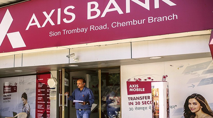 अ‍ॅक्सिस बँकेने बचत खात्यासाठी मासिक मर्यादा १० हजार रुपयांवरून १२ हजार रुपये केली आहे. बँकेचे हे नियम १ एप्रिल २०२२ पासून लागू होतील.