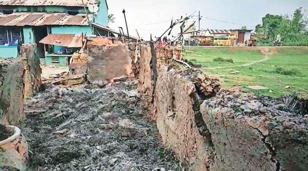 बंगाल हिंसाचारप्रकरणी २२ अटकेत ; १० घरांवर पेट्रोल बॉम्बच्या सहा्य्याने हल्ला; आठ जणांचा मृत्यू