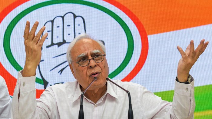 Gandhis should step aside give other leader a chance says Kapil Sibal slams Rahul Gandhi 