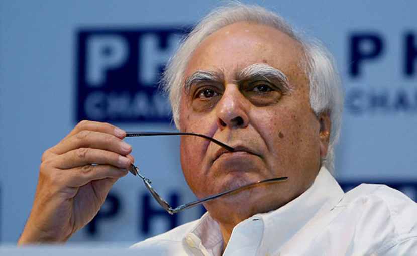 Gandhis should step aside give other leader a chance says Kapil Sibal slams Rahul Gandhi 