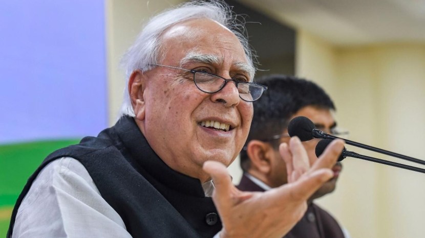 Gandhis should step aside give other leader a chance says Kapil Sibal slams Rahul Gandhi 