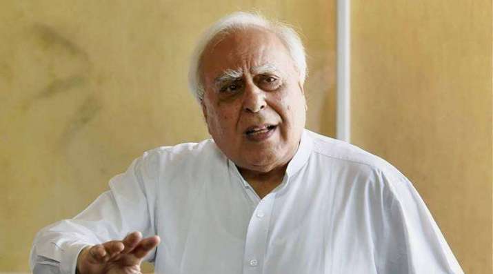 Gandhis should step aside give other leader a chance says Kapil Sibal slams Rahul Gandhi 