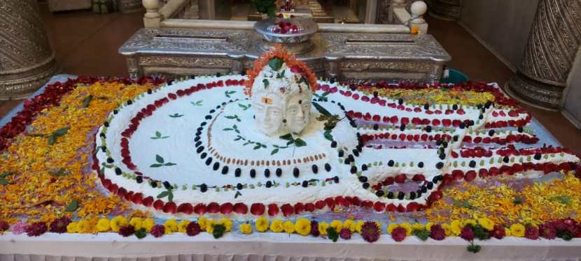 उपमुख्यमंत्री अजित पवार यांच्या पत्नी सुनेत्रा पवार याही महादेवाच्या दर्शनासाठी आल्या होत्या.