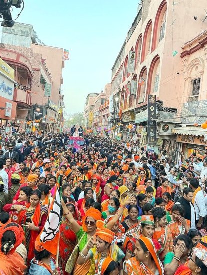PM enjoys Banarasi paan And tea on Kashi streets