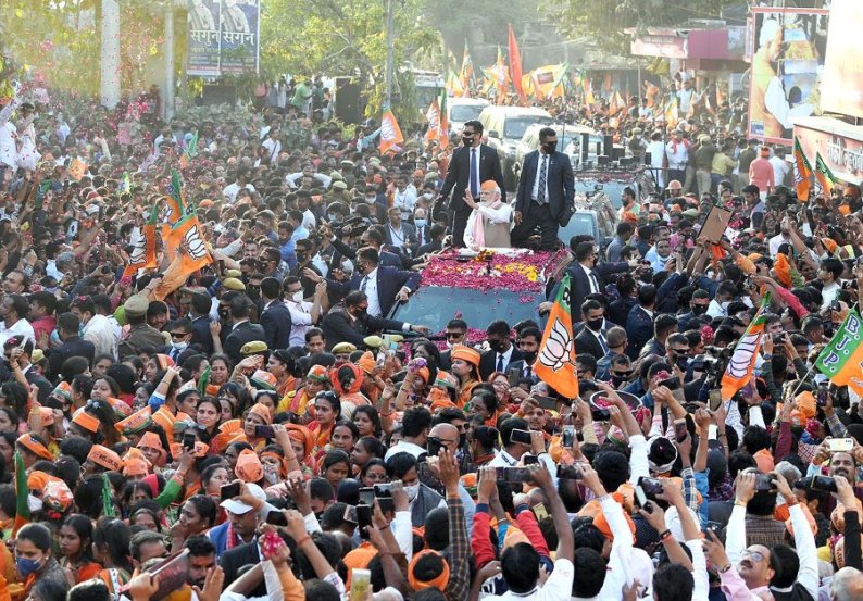 PM enjoys Banarasi paan And tea on Kashi streets