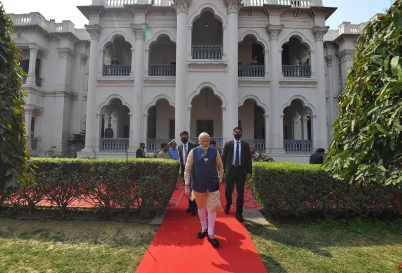 PM enjoys Banarasi paan And tea on Kashi streets