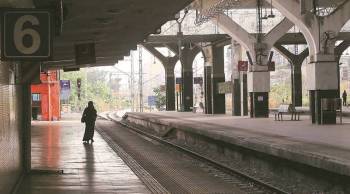 तसेच वाढता प्रादुर्भाव कमी करण्यासाठी रेल्वे आणि वाहतूक व्यवस्था बंद करण्यात आल्याने या मजुरांची चांगलीच गोची झाली. जे मजूर इतर स्थलांतरित नागरिक जिथे राहतोय तिथले भाडे परवडेना, कुटुंबांना भाजी-पाला दूरच पण अगदी दूधही मिळेना अशी अवस्था झाली. (photo credit: indian express)