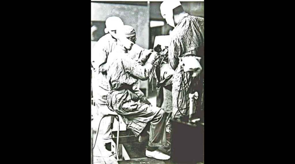 १५ एप्रिल १९३१. डॉ. कुशिंग. २००० वी ब्रेन टय़ूमर शस्त्रक्रिया करताना. 