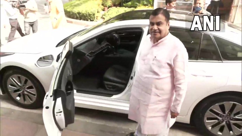 Nitin Gadkari reaches Parliament with hydrogen car it will cost 3 times less than petrol Avrage of Toyota Mirai