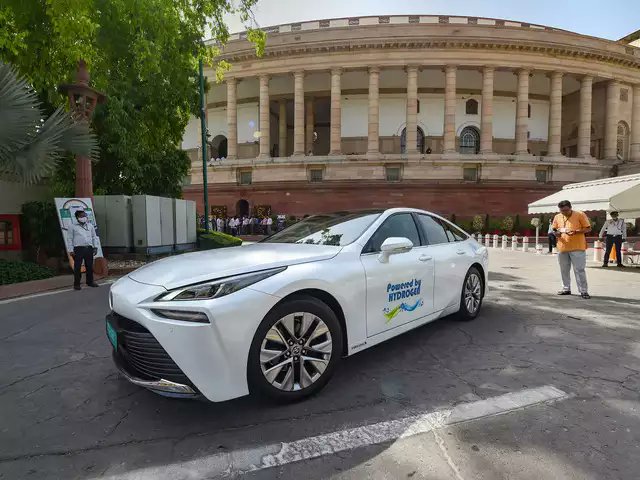 Nitin Gadkari reaches Parliament with hydrogen car it will cost 3 times less than petrol Avrage of Toyota Mirai