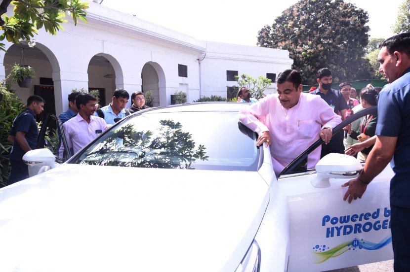 Nitin Gadkari reaches Parliament with hydrogen car it will cost 3 times less than petrol Avrage of Toyota Mirai