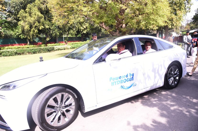 Nitin Gadkari reaches Parliament with hydrogen car it will cost 3 times less than petrol Avrage of Toyota Mirai