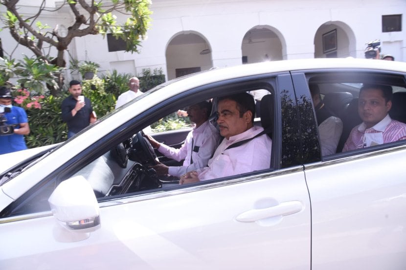 Nitin Gadkari reaches Parliament with hydrogen car it will cost 3 times less than petrol Avrage of Toyota Mirai