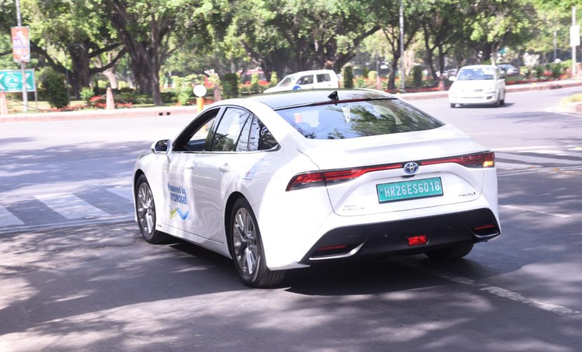 Nitin Gadkari reaches Parliament with hydrogen car it will cost 3 times less than petrol Avrage of Toyota Mirai