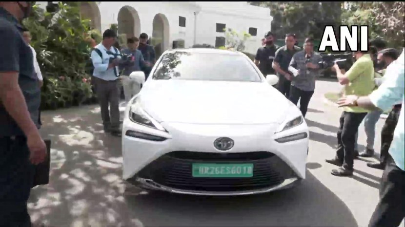 Nitin Gadkari reaches Parliament with hydrogen car it will cost 3 times less than petrol Avrage of Toyota Mirai