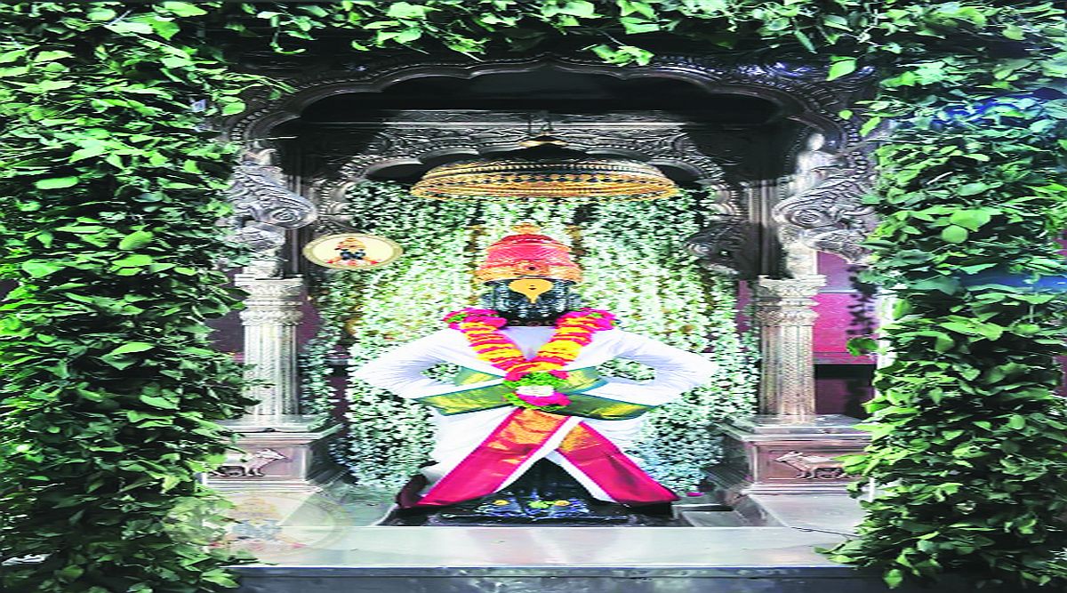 श्री विठ्ठल रुक्मिणी मंदिरास आर्कषक बेलांच्या पानांची आरास