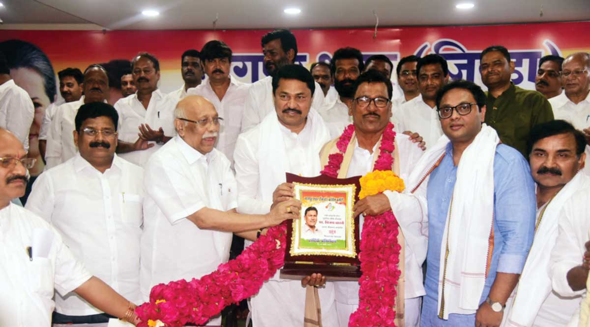 विजय बारसे यांचा सत्कार करताना प्रदेशाध्यक्ष नाना पटोले. शेजारी विलास मुत्तेमवार