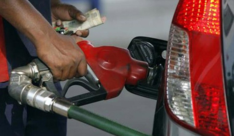 Nitin Gadkari reaches Parliament with hydrogen car it will cost 3 times less than petrol Avrage of Toyota Mirai