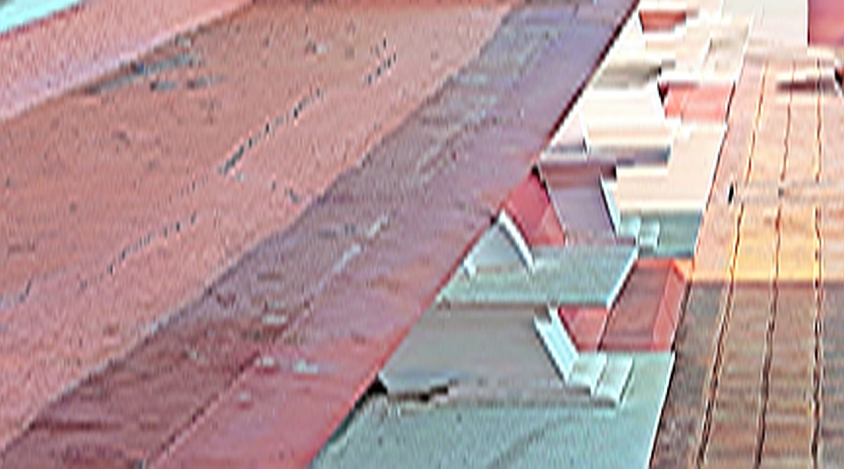 जिल्हाधिकारी कार्यालयाच्या पहिल्या मजल्यावरील सज्जाला गेलेला मोठा तडा.