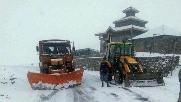 लेह श्रीनगरपासून ४३४ किमी अंतरावर आहे. मात्र सोनमर्ग ते द्रास या ६३ किमीच्या पट्ट्यात सर्वाधिक त्रास सहन करावा लागतो. पण बॉर्डर रोड ऑर्गनायझेशनचे सैनिक या त्रासाला दूर करण्याचा वारंवार प्रयत्न करत असतात. (फोटो सौजन्य- PTI)