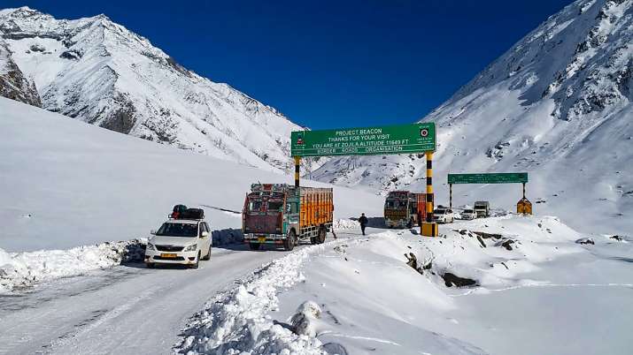 जोजिला हा एक उंच पर्वतीय खिंड आहे जो काश्मीर खोऱ्यापासून लडाखपर्यंत जातो आणि समुद्रसपाटीपासून ३५२८ मीटर उंचीवर आहे. (फोटो सौजन्य- PTI)