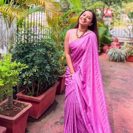 श्रेयाच्या या कमेंटवर जिनिलियानेही तीन हार्ट इमोजी शेअर करत तिला उत्तर दिले आहे.
