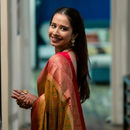दरम्यान जिनिलियाचा हा नवा लूक पाहून मराठी अभिनेत्री श्रेया बुगडेने त्यावर कमेंट केली आहे.