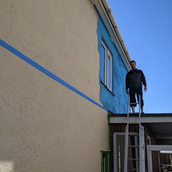 uk couple paint house to supprt ukraine (3)