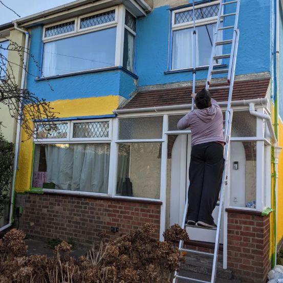 uk couple paint house to supprt ukraine (4)