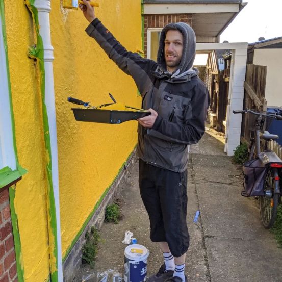 uk couple paint house to supprt ukraine (5)